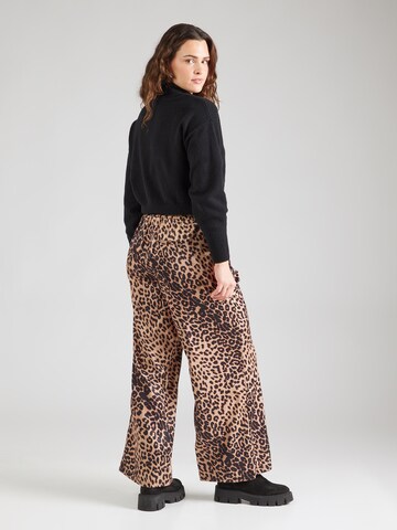 Wide leg Pantaloni con pieghe 'CARLISTINA' di ONLY Carmakoma in marrone