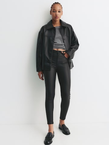 Pull&BearSkinny Hlače - crna boja: prednji dio