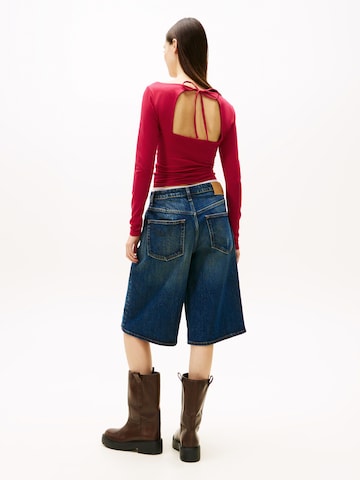 Tricou de la Tommy Jeans pe roșu