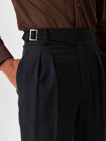 Tapered Pantaloni con pieghe 'Abelard' di Antioch in blu