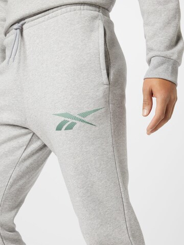 Effilé Pantalon de sport Reebok en gris