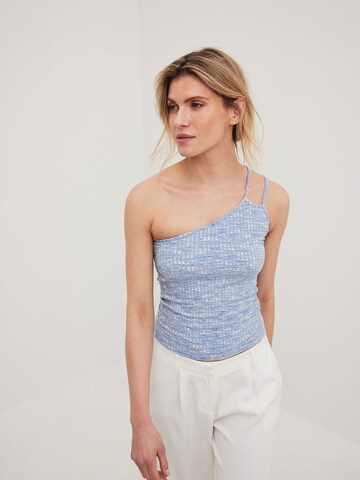 NA-KD Top in Blue: front