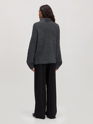 EDITED Pullover 'Beth' i grå