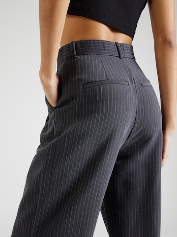 Abercrombie & Fitch - Pierna ancha Pantalón plisado en negro