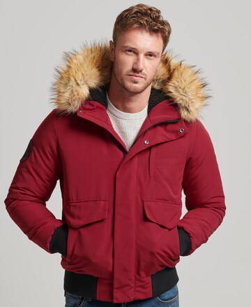 Veste mi-saison Superdry en rouge : devant