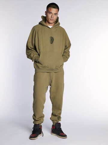 Loosefit Pantaloni 'Embroidered shell sweatpants' di BARRYAN in verde: frontale