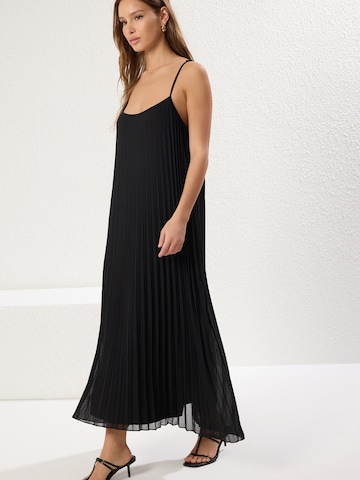 Rochie de la Trendyol pe negru