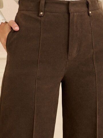 Wide leg Pantaloni cu dungă de la love & roses pe maro