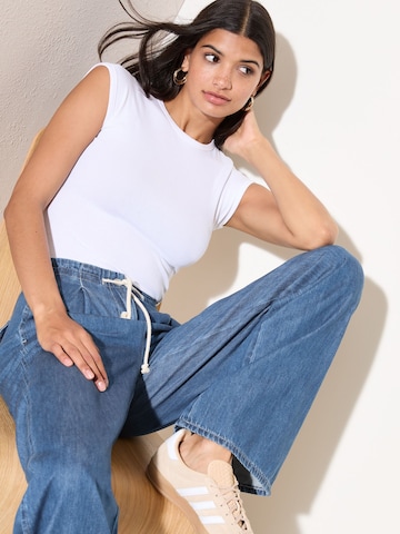Friends Like These Wide leg Bandplooi jeans in Blauw