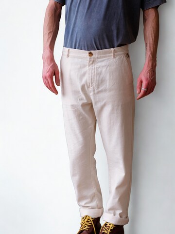 Seek 'n Hide Regular Chino trousers in White: front