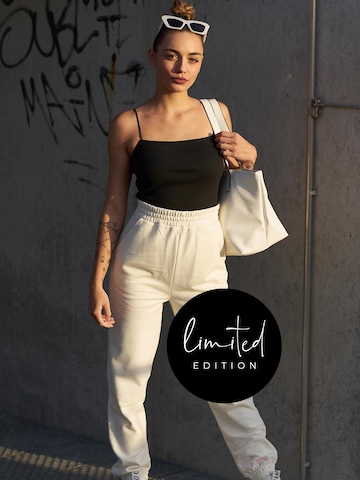 ABOUT YOU Limited Top 'Tilda' in Zwart: voorkant
