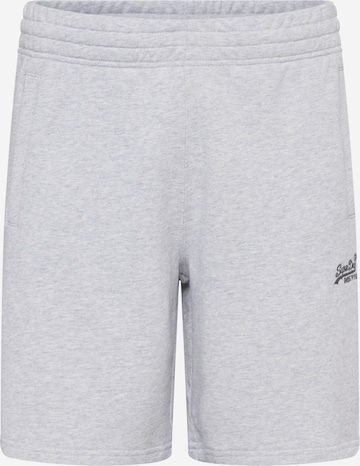 Superdry Regular Shorts 'ESSENTIAL' in Grau: predná strana