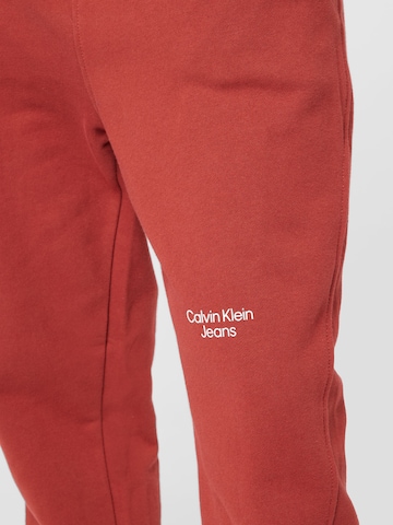 Calvin Klein Jeans Zúžený Kalhoty – hnědá