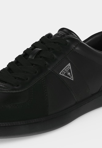 Sneaker low 'DRAVOS' de la GUESS pe negru