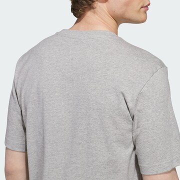 ADIDAS SPORTSWEAR - Camiseta 'Holiday Shop' en gris