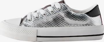 Next Tennarit värissä hopea: etupuoli