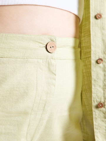 Regular Pantaloni de la ONLY Carmakoma pe verde