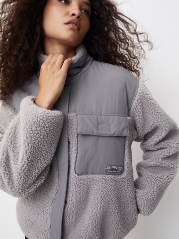 Veste mi-saison Pull&Bear en gris