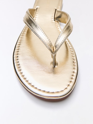 Flip-flops de la Bershka pe auriu