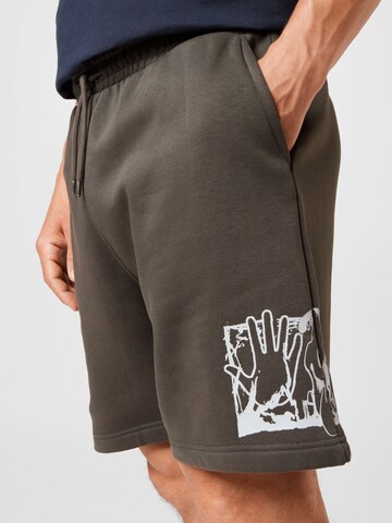 WEEKDAY Regular Shorts in Grau