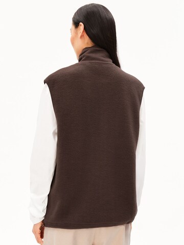 ARMEDANGELS Bodywarmer in Bruin: voorkant