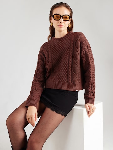 Pullover di GUESS JEANS in marrone: frontale