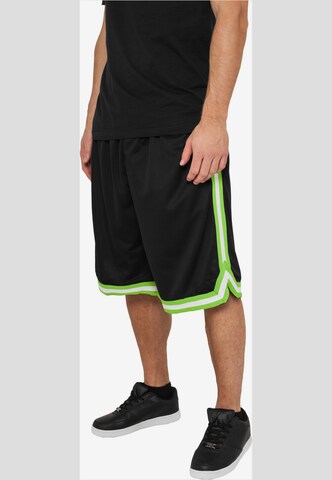 Urban Classics Loosefit Shorts in Schwarz