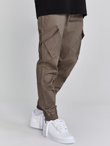 Tapered Pantaloni cargo di SikSilk in marrone
