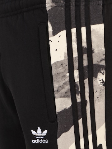 juoda ADIDAS ORIGINALS Standartinis Kelnės 'Camo Series Sweat'