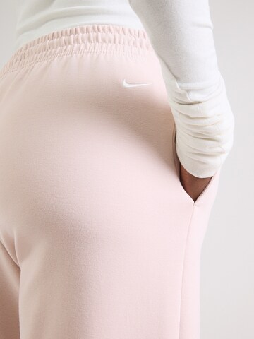 Largi Pantaloni 'PHNX FLC' de la Nike Sportswear pe roșu