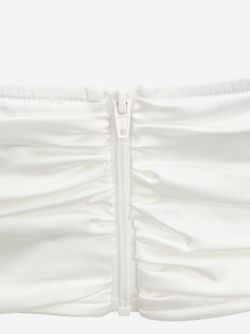 Top di Missguided Petite in bianco