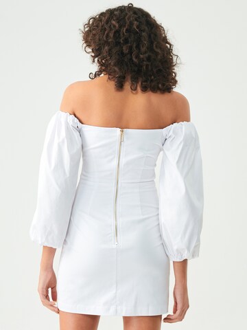 Robe 'LATTE' BWLDR en blanc