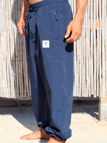 Surf Monkey - Loosefit Pantalón funcional en azul