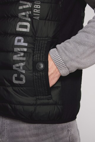 CAMP DAVID Leichte Steppweste mit Softshell-Details in Schwarz