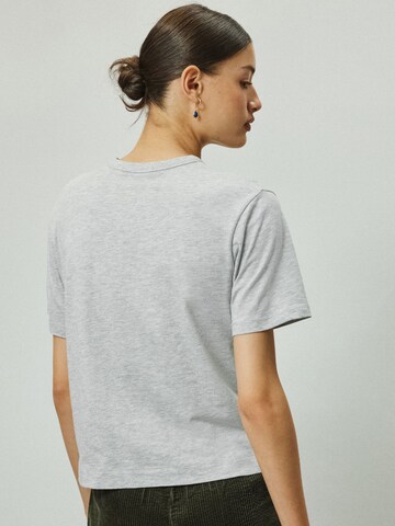 Tricou de la Next pe gri