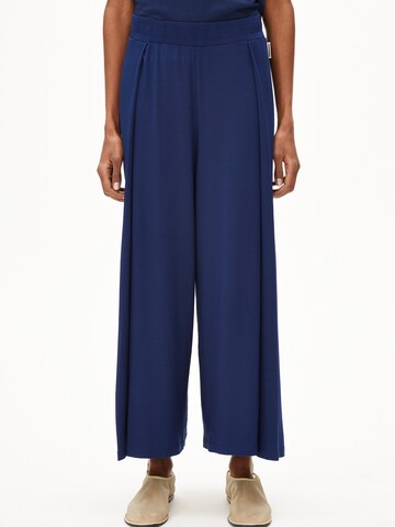 ARMEDANGELS Wide leg Trousers with creases in Blue: front