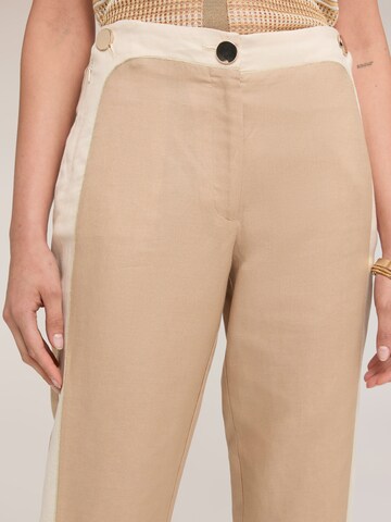 MOTIVI Regular Trousers in Beige