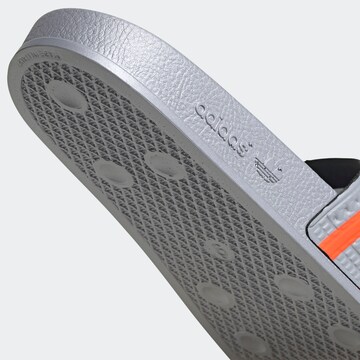 ADIDAS ORIGINALS Pantolette 'Adilette' in Grau