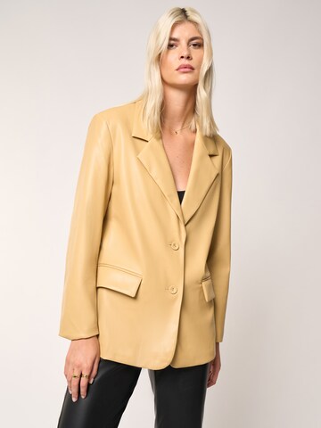 Blazer 'Xenia' di ABOUT YOU x Laura Giurcanu in beige: frontale