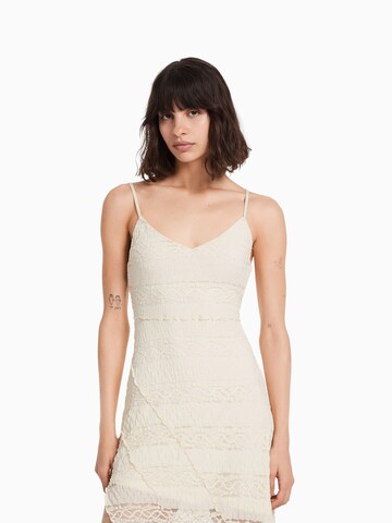 Bershka Jurk in Beige: voorkant