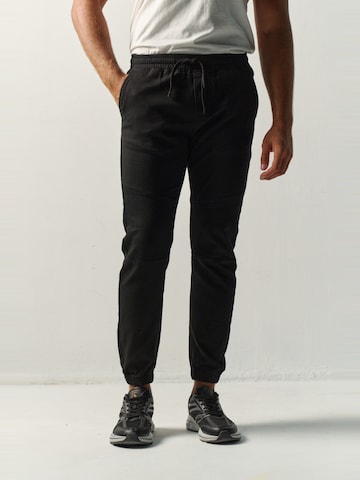 KOROSHI Tapered Byxa i svart: framsida