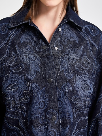IT'S BASIC Tussenjas 'Rhinestone Printed Denim Jacket' in Blauw