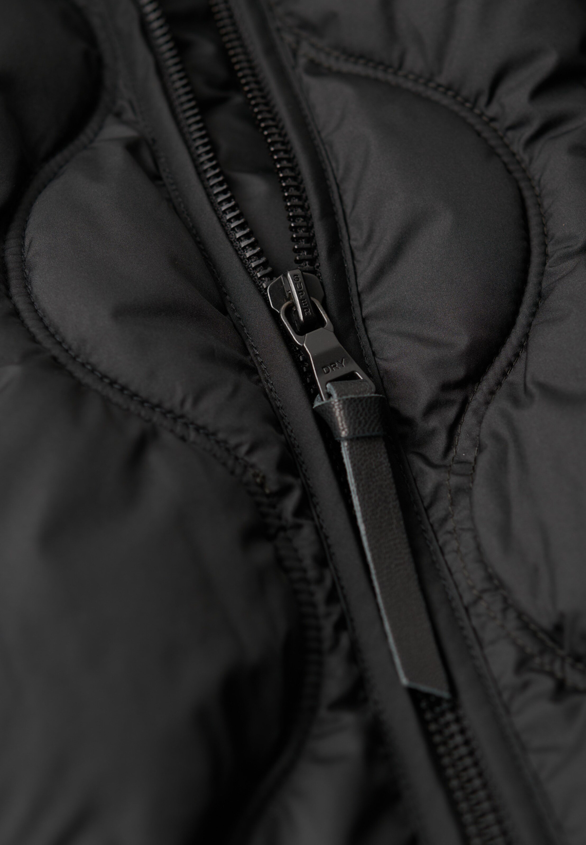 Superdry Tussenmantel in Zwart