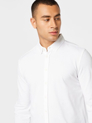 CINQUE - Ajuste estrecho Camisa 'RONI' en blanco