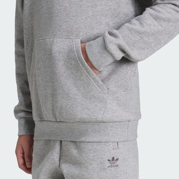 ADIDAS ORIGINALS - Sudadera 'Essential' en gris