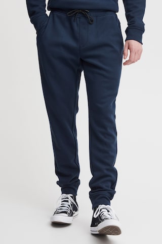 !Solid Tapered Pants 'Quinn' in Blue: front