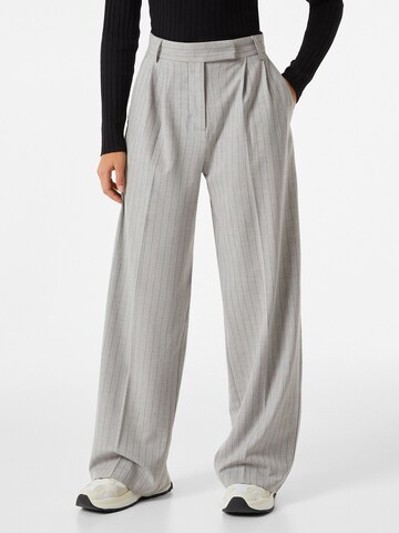 Bershka Regular Pleat-front trousers in Grey: front