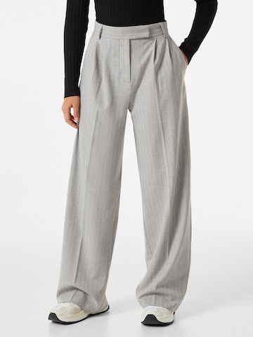 Regular Pantalon à pince Bershka en gris : devant