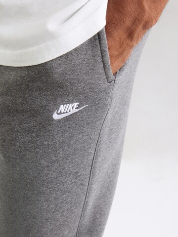 Nike Sportswear Tapered Broek 'CLUB' in Grijs