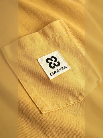 GABBA Comfort Fit T-shirt ' GABnigel ' in Gelb